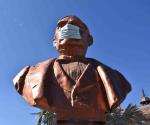 Le ponen cubrebocas a la estatua de Benito Juárez