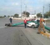 Cae semáforo sobre un auto