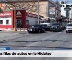 Largas filas de autos en la Hidalgo