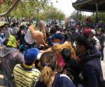 Trasladan migrantes a la plaza de la República