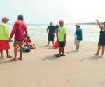 Rescatan a familia de regios de ahogarse en la Playa Miramar