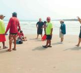 Rescatan a familia de regios de ahogarse en la Playa Miramar