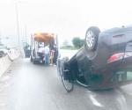 Taxista huye por causar volcadura