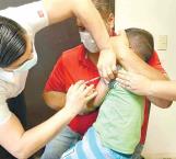 Enfermeras invitan a vacunar a menores