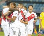 Mina anota en su arco; Perú vence a Colombia y está vivo