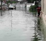 Se niegan a dejar sus casas inundadas