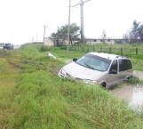 Sale de carretera joven conductora