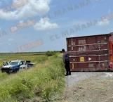 Impacta tráiler a patrulla, policías heridos