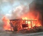 Consume incendio casa en Los Pinos