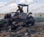 Arde tractor en la zona rural
