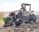 Arde tractor en zona rural
