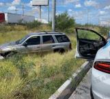 Tractocamión cierra el paso a camioneta