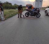 Invade carril en la Matamoros-Mazatlán y embiste motociclista