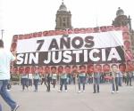 Marchan en el zócalo papás de 43 normalistas de Ayotzinapa