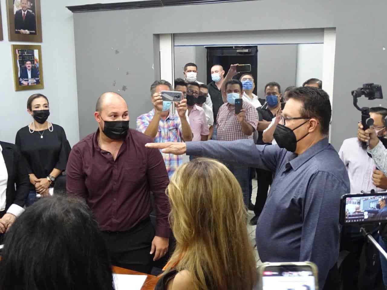 Roberto Yolotl Flores Peña, rindió protesta como secretario del ayuntamiento. La Tarde/Staff