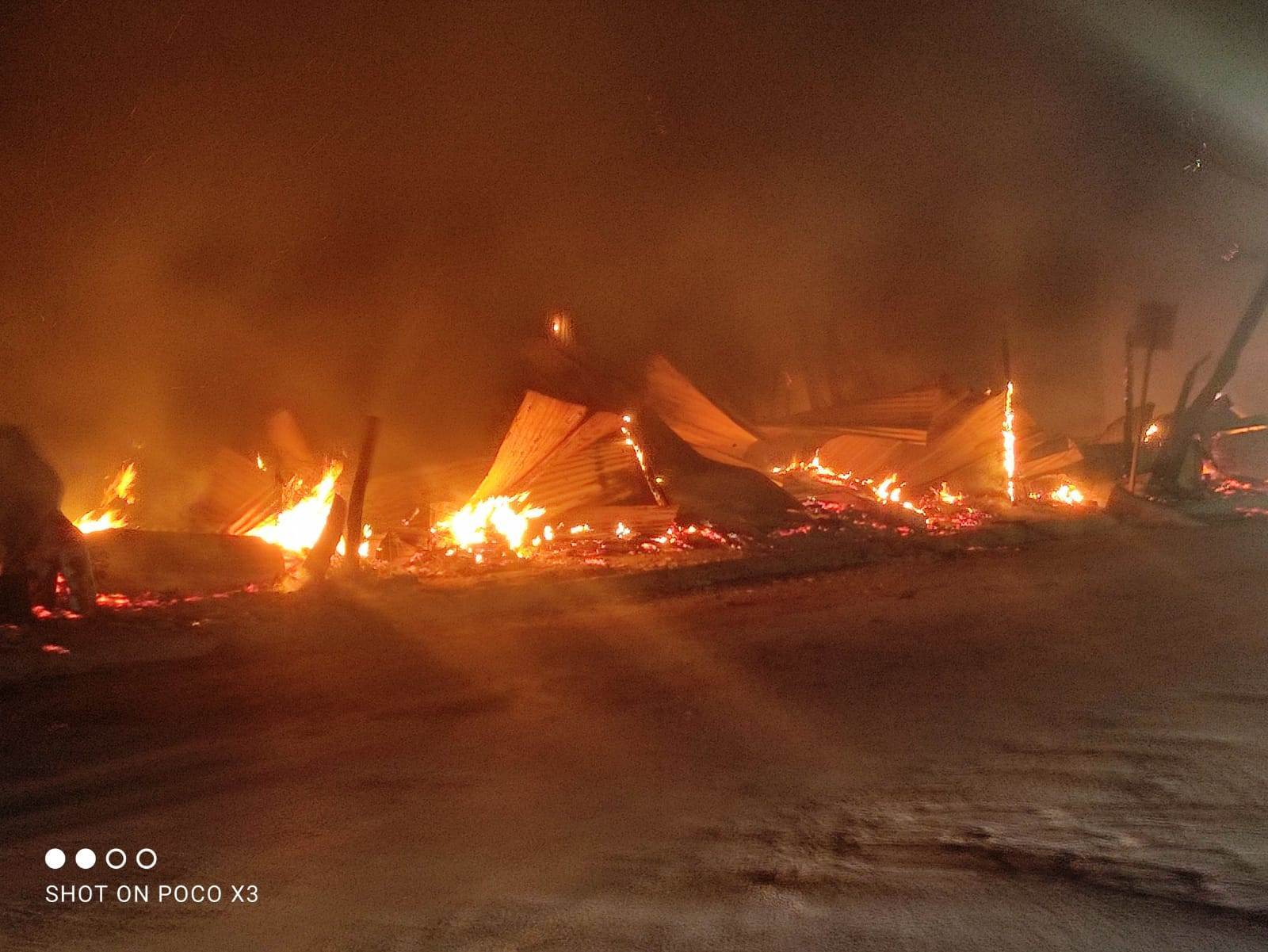 Fuego arrasó con por lo menos, 25 locales de Pulga de El Riel, la madrugada del miércoles. (Foto: La Tarde/Staff)