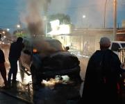 Camioneta arde en llamas; descartan personas lesionadas