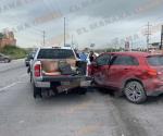 Mujeres resultan con lesiones al chocar camioneta