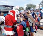 Lleva Santa Claus juguetes a migrantes