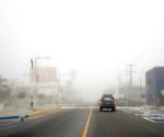 Densa neblina invade carretera