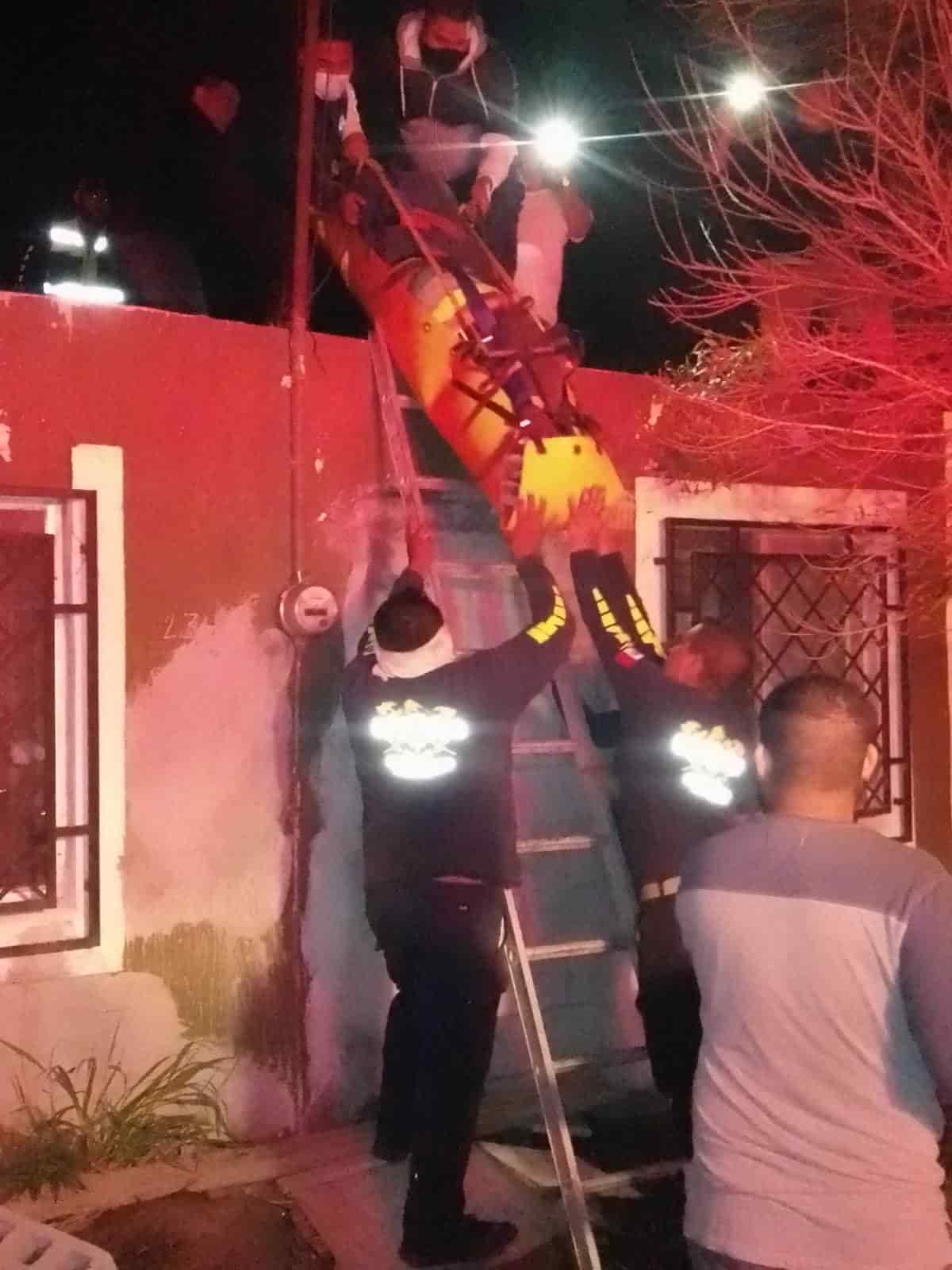 Elementos de Protección Civil atienden y rescatan a joven que yacía fracturado en techo de vivienda. (Foto: La Tarde/Staff)