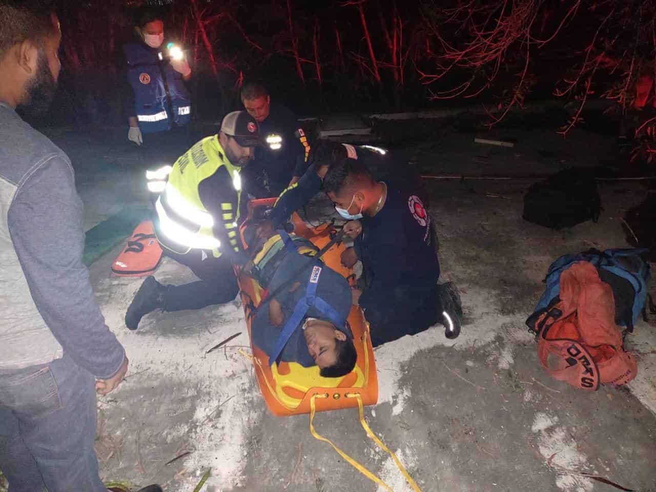 Trabajador cae de árbol a azote en Del Río y se lesiona. (Foto: La Tarde/Staff)