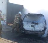Arde minivan en brecha 112; fuego deja pérdida total