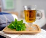 El té de hierbabuena ayuda con el dolor de cabeza y estómago