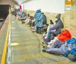 Se refugian familias en el metro y en sótanos
