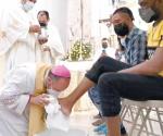 Lava obispo los pies de migrantes
