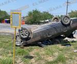 Vuelca auto en carretera Ribereña