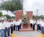 Homenajea alcalde a madres por su día