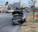 Reportan daños tras colisión vehicular