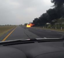 Consume incendio camioneta en la Matamoros-Reynosa