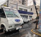 Chocan camioneta y microbús al pasarse un alto