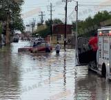 No logró cruzar avenida inundada