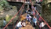 Inauguran puente colgante en Cuernavaca y cae
