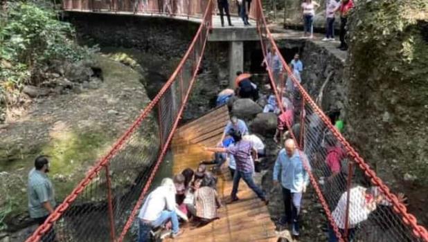 Inauguran puente colgante en Cuernavaca y cae