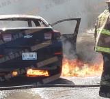 Arde en llamas vehículo en marcha