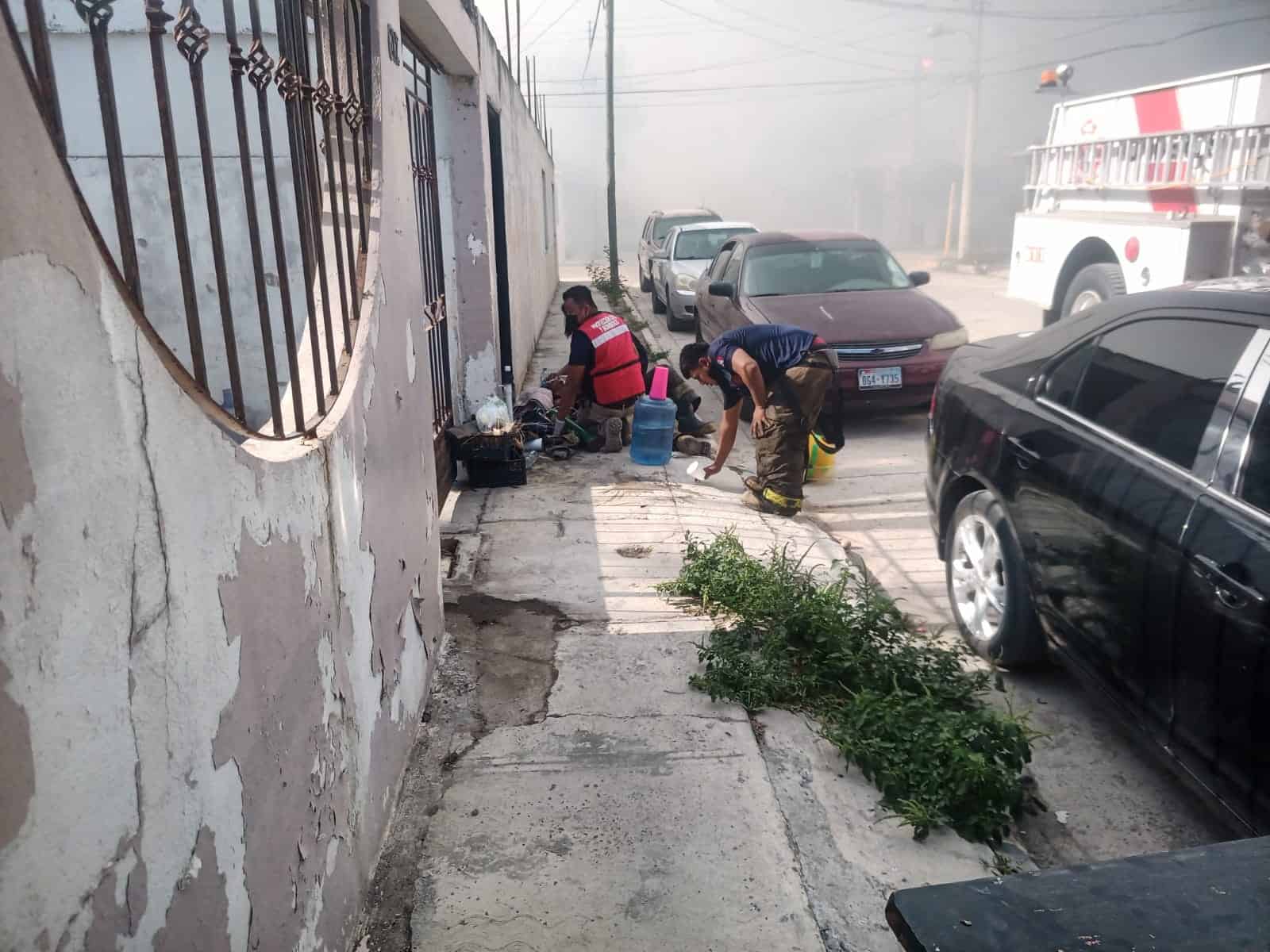 Elementos de Bomberos resultaron intoxicados luego de intensos trabajos de combate al fuego. (Foto: La Tarde/Staff)