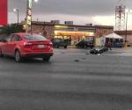 Se pasa motociclista semáforo en rojo; provoca accidente vial
