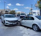 Esquiva auto pero termina chocando a otro