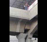 Hombre se lanza desde estación del metro en Monterrey y cae sobre un auto
