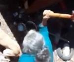 Exhiben a mujer matando a perro con martillo en Querétaro