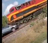 Tren embiste a camioneta y la arrastra varios metros en Hidalgo (VIDEO)