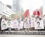 Marchan por los 43 de Ayotzinapa