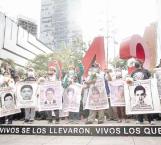 Marchan por los 43 de Ayotzinapa