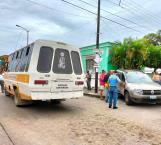 Chocan camioneta y microbús; 8 lesionados