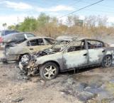 Fuego destruye 2 autos