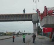 Convencen a hombre de no arrojarse de puente peatonal en construcción